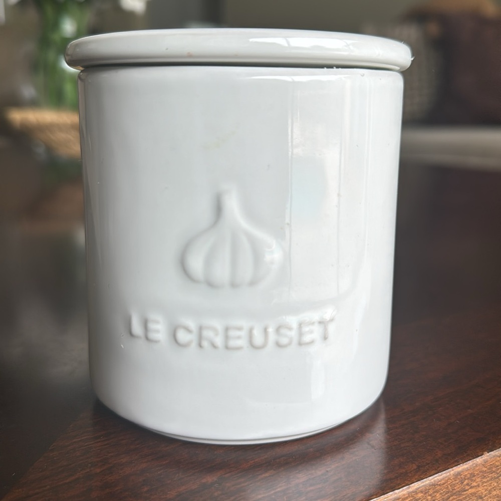 Le Creuset White Ceramic Storage Jar Signature Garlic Keeper - Picture 2 of 6